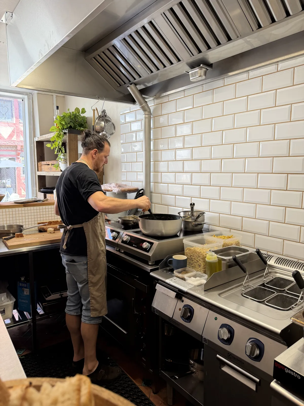Køkkenet i fuld gang med frisk pasta under festivalen