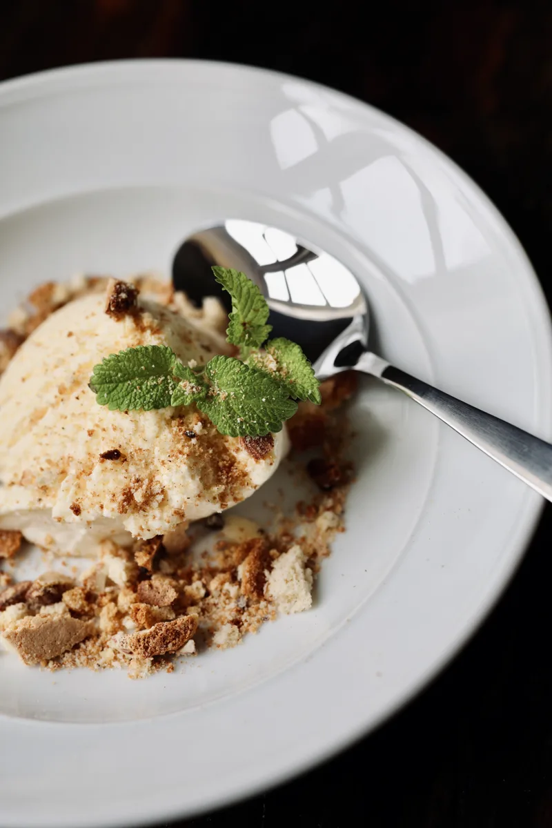 Vanilje semifreddo med crumble og mynte